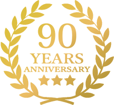 秋山逓送株式会社90周年ロゴ